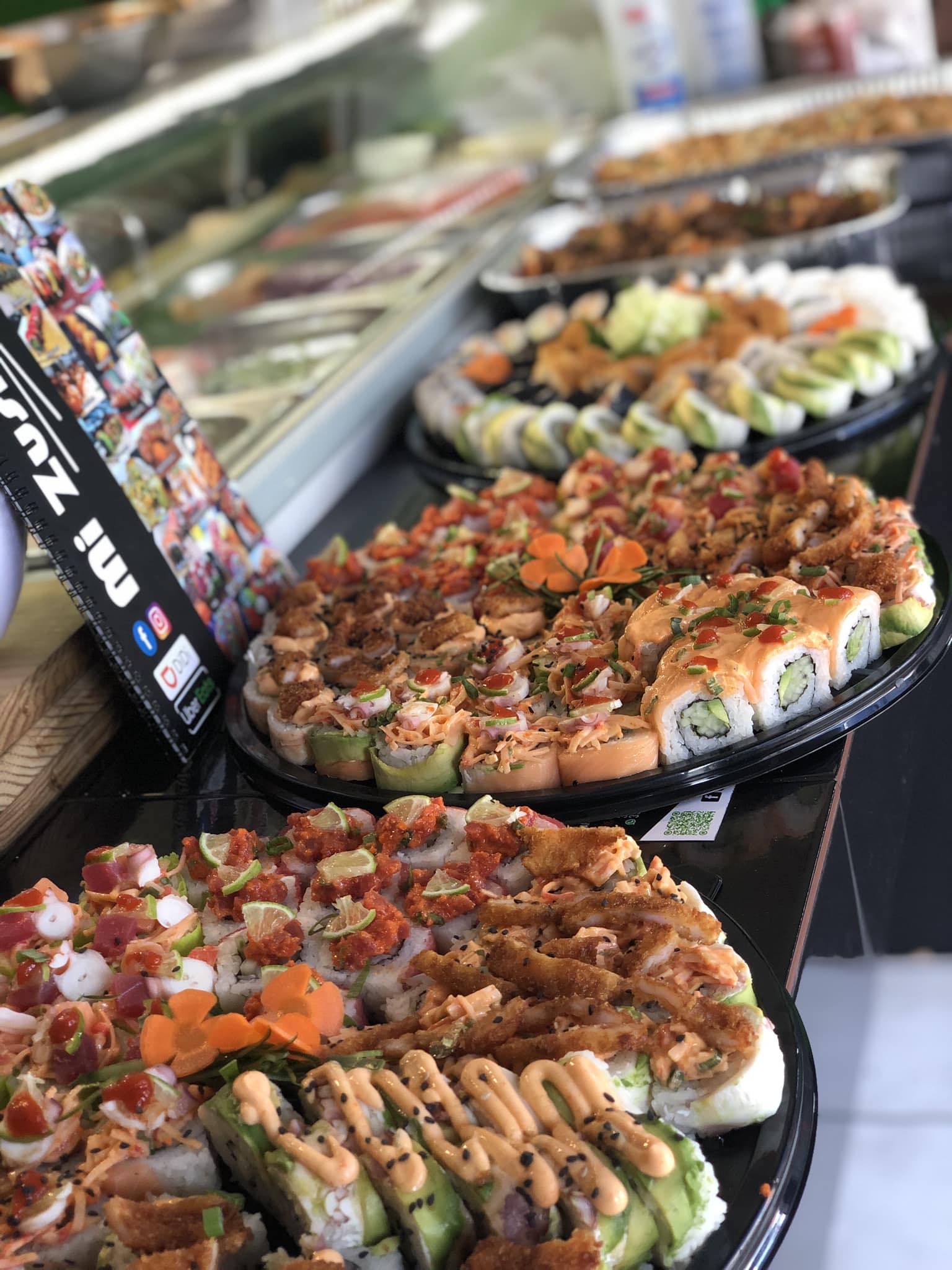 Charolas variadas de Two Sushi en el mostrador