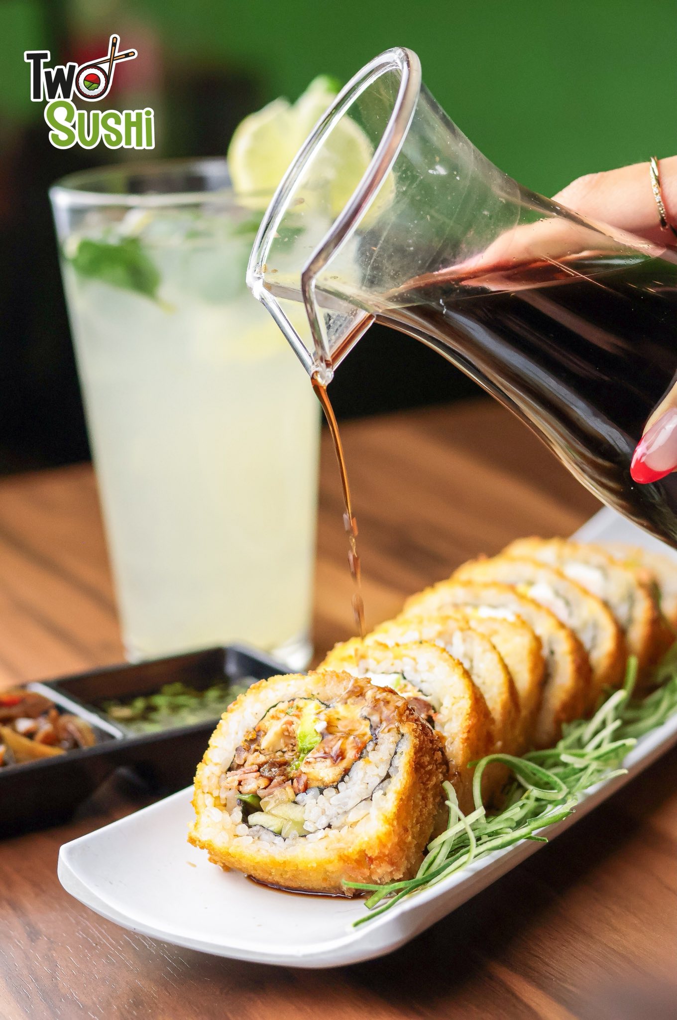 Rollo empanizado con salsa de soya servido en plato