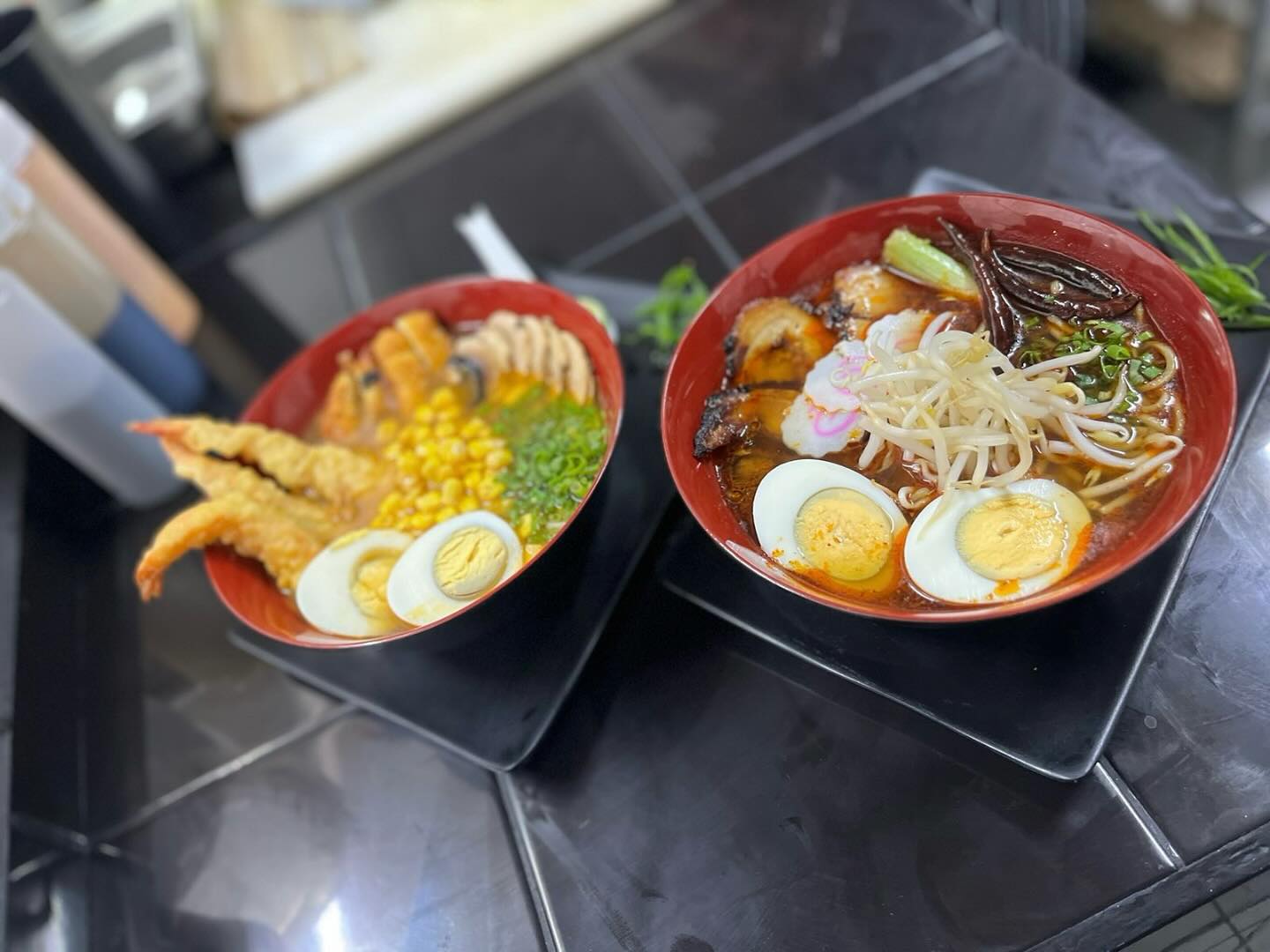 Dos tazones de ramen con tempura, chashu y germinado