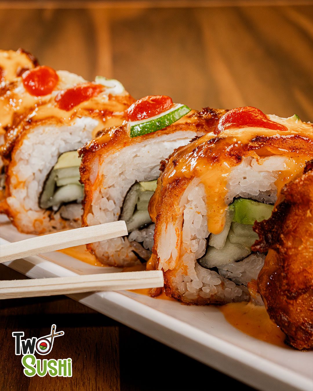 Roll especial bañado con aderezo y queso fundido — uno de los favoritos de la casa
